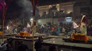 Alacakaranlıkta Varanasi 'de büyüleyici Ganga Aarti deneyimi