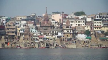 Bir gündüz tekne gezisi sırasında Varanasi 'deki Ganj Nehri' ni keşfetmek.