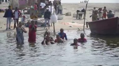 Varanasi 'deki Ganj Nehri' ndeki canlı tekne gezisini yaşayın.
