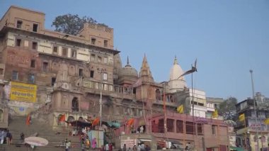 Varanasi 'deki tekne gezisi sırasında Ganj Nehri' ni keşfetmek.