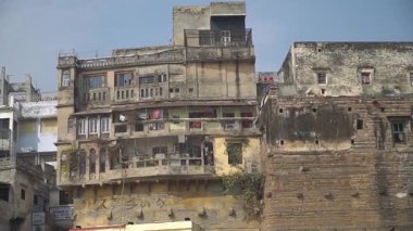 Varanasi 'nin ghatlarındaki Ganj nehri boyunca hayat dolu yaşamı keşfediyorum.