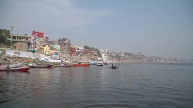 Varanasi 'deki Ganj Nehri boyunca tekne gezisinde yerel kültür sergileniyor.