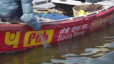 Varanasi 'deki Ganj' da tekne gezisi, yerel kültürü ön plana çıkarıyor.