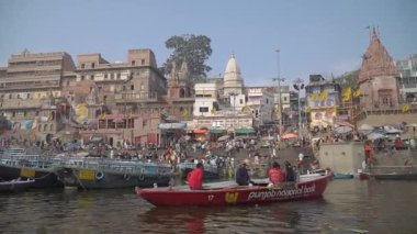 Gündüzleri Varanasi 'deki Ganj Nehri' ndeki canlı yaşamı keşfedin.