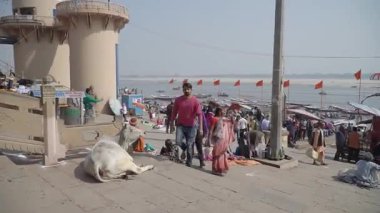 Ganj Nehri boyunca seyyahlarla Varanasi Ghat 'larını keşfetmek