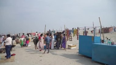Gün boyunca ünlü Ghat 'ların oradaki Varanasi rıhtımını keşfetmek.
