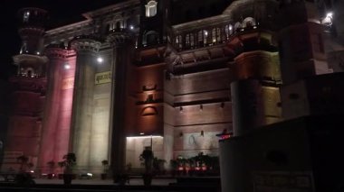 Hindistan, Varanasi 'nin büyüleyici gece sokaklarını keşfediyor.