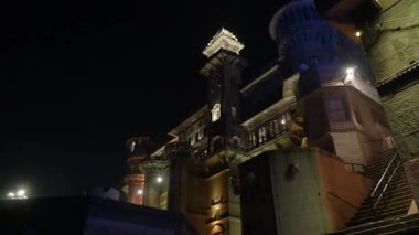 Antik mimari canlandıkça Varanasi 'yi gece keşfetmek