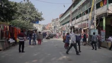 Güneşli bir gündüz yürüyüşü sırasında Varanasi 'nin canlı sokaklarını keşfetmek