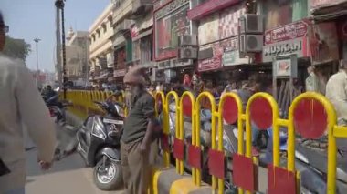 Gündüz vakti Varanasi 'nin hareketli sokaklarını keşfedin.