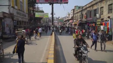 Gün boyunca Varanasi 'nin canlı sokaklarını keşfetmek.