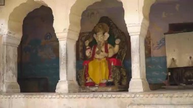 Gün boyunca Varanasi 'nin canlı sokaklarını keşfetmek.