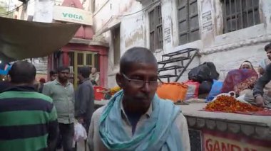 Gündüz vakti Varanasi 'nin işlek caddelerini keşfetmek