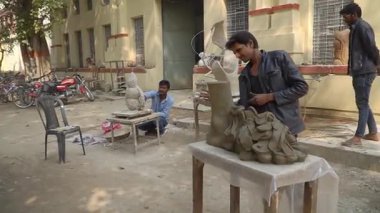 BHU 'nun Sanat Bölümü' ndeki heykeltraşlar karmaşık kil parçaları yapıyorlar.