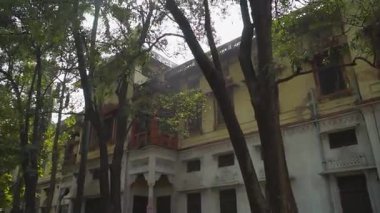 Varanasi 'deki Banaras Hindu Üniversitesi kampüsünün tarihi mimarisini araştırın.