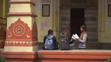 Öğrenciler Banaras Hindu Üniversitesi kampüsünde öğrenim tartışmalarına giriyorlar