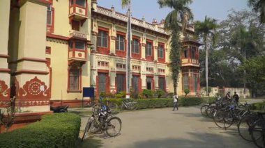 Banaras Hindu Üniversitesi 'nin tarihi mimarisini araştırıyorum.