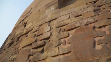 Kutsal bir Budist bölgesi olan Sarnath 'ın antik mimarisini araştırın.