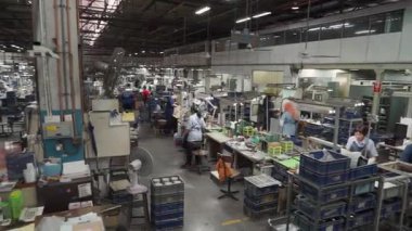 Bir Kuala Lumpur fabrikasında kalay üretim süreci