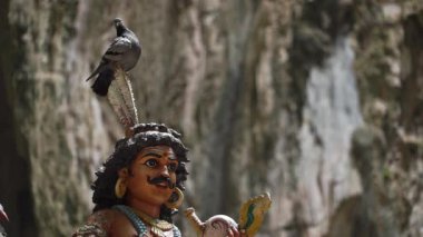 Kuala Lumpur 'daki Batu Mağaraları' ndaki Görkemli Hindu Tapınağı 'nı keşfediyorum.