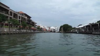 Melaka 'nın nehir kenarındaki mimarisinin ve kültürünün tarihsel çekiciliğini araştırıyorum.