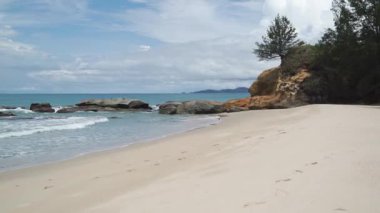 Borneo 'nun Malezya' daki sahil cennetinin huzur veren güzelliğini keşfedin.