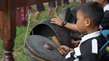 Çocuk folklor topluluğu Borneo sahilinde geleneksel müzik icra eder.
