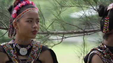 Rungus çocuk folklor grubu Borneo sahilinde geleneksel dans gösterisi yapıyor.