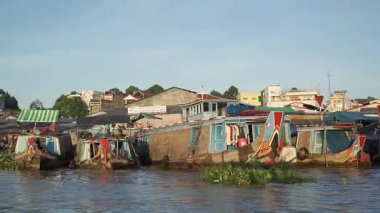 Vietnam 'daki Mekong Nehri Deltası' ndaki Vibrant Boat Trip 'i araştır.