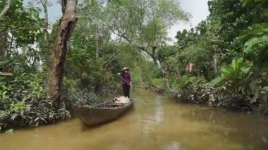 Mekong Nehri Deltası 'nın doğal güzelliğini bir tekne gezisinde keşfedin.