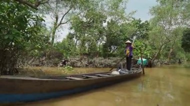 Mekong Nehri Deltası 'nın güzelliğini keşfedin. Tropik bir tekne gezisinde.