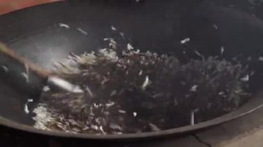 Vietnam, Mekong Delta 'da el yapımı hindistan cevizi şekeri üretimi