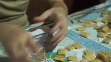 Vietnam 'da bir Mekong Delta fabrikasında hindistan cevizi şekeri yapılıyor.