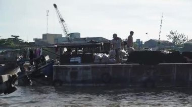 Vietnam nehri, Cai Rang, satıcı ve satıcı tekneleriyle dolu.