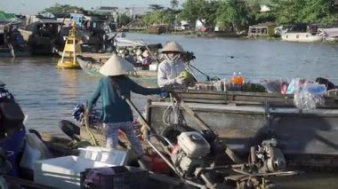 Vietnam nehri Cai Rang yüzen pazar sahnesi. Tekneler ve konik şapkalar.