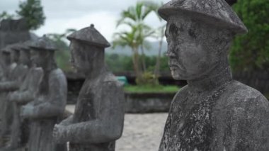 Tarihi bir manevi bölgede antik Vietnam heykellerini araştırıyoruz.