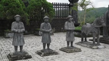 Ünlü bir kültür sahasında antik Vietnam taş heykellerini araştırın.