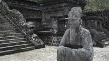 Tarihi bir tapınaktaki antik Vietnam heykellerini ve mimarisini keşfedin.