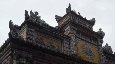 Ünlü bir tapınakta antik Vietnam mimarisi keşfediyor.