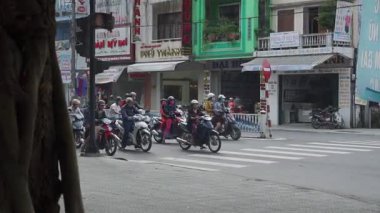 Motosiklet ve scooterlarla dolu Vietnam 'ın hareketli sokaklarını keşfediyorum.