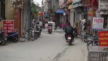 Motosiklet ve scooterlarla dolu Vietnam 'ın hareketli sokaklarını keşfediyorum.