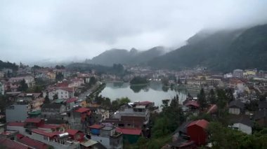 Sa Pa 'nın büyüleyici manzaralarını ve Vietnam' ın canlı yerel kültürünü keşfedin.