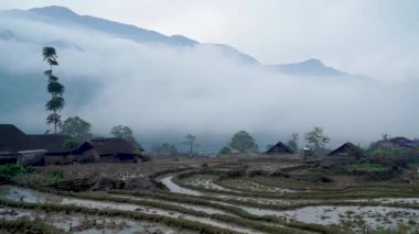 Vietnam dağlarındaki Sa Pa 'nın nefes kesici manzaralarını ve kültürünü keşfedin.