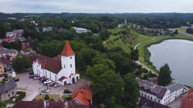 Talsi, Letonya 'nın yukarısından küçük bir kasabayı keşfetmek: Manzaralı bir şehrin hava turu