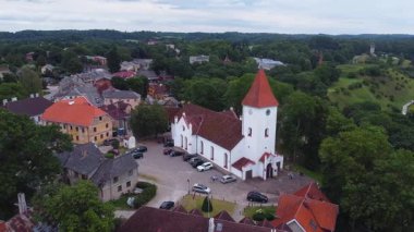 Letonya 'daki küçük Talsi şehri: Doğanın Havadan Bakış ve Mimarisi