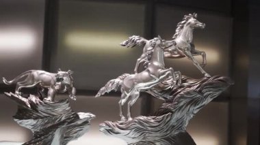 Malezya 'nın önde gelen fabrikasındaki kaliteli kalay işçiliğini keşfedin.