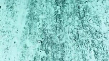 Otomatik yıkama işlemi ile bir arabanın dönüşümünü tecrübe edin