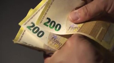 Bir el, mali işleme hazırlık için 200 avroluk banknotları sayıyor
