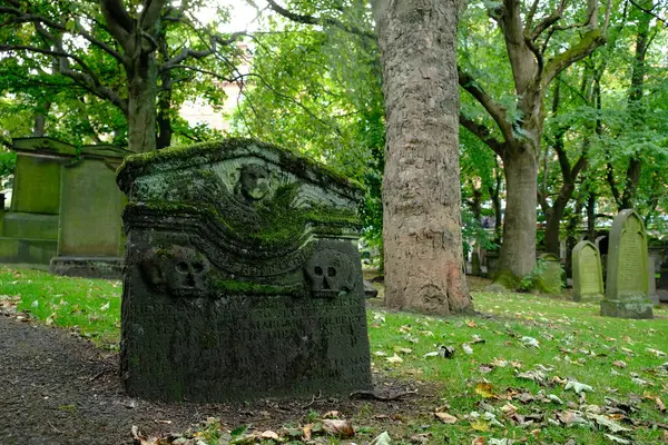 İskoçya, Edinburgh 'daki St. Cuthbert' s Kirkyard 'da yosunlu mezar taşı