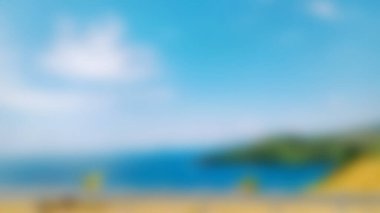 Bulanık tropik plaj, soyut bulutlar ve güzel mavi deniz. Yaz tatili konsepti ve açık hava seyahati macerasını kopyala.